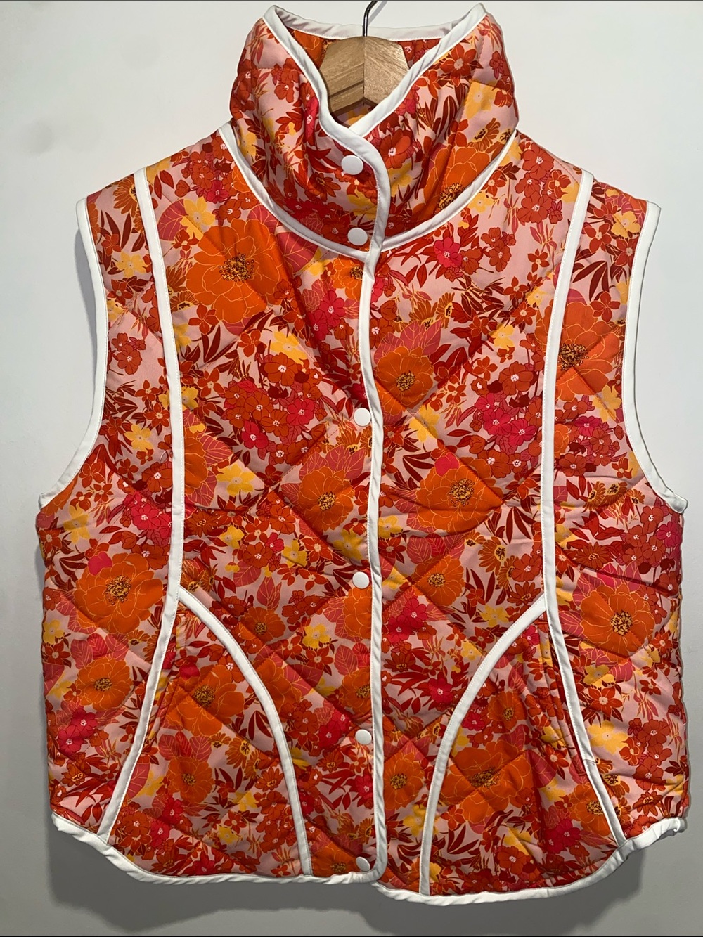 Dokotoo Women’s Quilted Orange and Pink Floral Vest With White Trim Size L NWOT